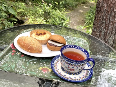 テラス：購入したパンは店内のほか、中庭テラスで食べられます（ワンドリンク制）※ペット同伴可