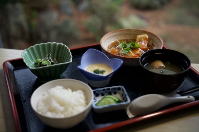 日替わりランチ。この日のメインは 鮭唐揚あん掛け