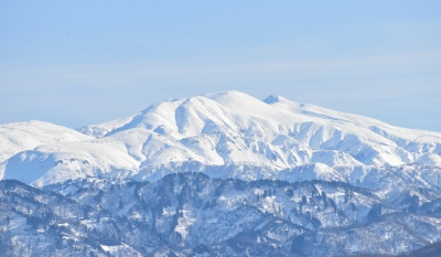 北園地から望む白山